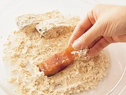 カレー風味のころもはしっかりとまぶすことで、揚げたときにカリカリに仕上がり、食感がよくなる。