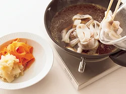 いかを煮ると色が悪くなるので、まず、根菜に火を通して取り出してから、いかを煮ると仕上がりがきれい。