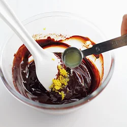 皮のすりおろし、果汁を加え、ダブルでゆずの風味をつける。