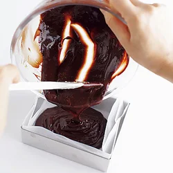 オーブン用ペーパーを敷き込んだ型に、チョコレートを流し込む。