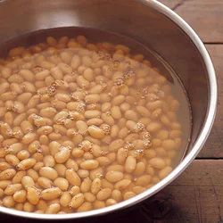 大豆をもどす