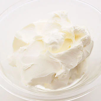 サワークリームは生クリームを乳酸発酵させた乳製品。ミルキー＆クリーミーな中に、爽やかな軽い酸味があり、焼き菓子の生地に混ぜるほか、ボルシチやビーフストロガノフなどの料理にも添えられる。