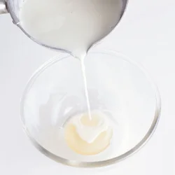 豆乳や牛乳は縁がふつふつとし、沸騰する前に火を止めてボウルに加える。