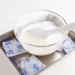 冷やしながら混ぜ、とろみがついてから器に入れると分離が防げる。