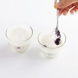 グラスの側面からも黒豆が見えるように、縁から1粒ずつ落とす。