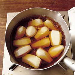 煮た里いもは、そのまま煮ものとして食べてもおいしいので、多めに煮て、翌日から揚げを作っても。