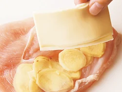 開いたとり肉に薄切りしょうがを均等に置く。スライスチーズをのせてはさみ、軽く手でなじませてしっかり閉じること。