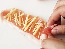 豚肉１枚を広げてしょうがをまんべんなくのせ、手前からしっかり巻く。巻き終わりを下にして焼き始めれば、バラバラにならない。