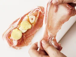 豚肉は厚さが均一になるように、左右の向きが交互になるように重ねるとよい。