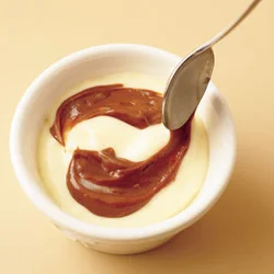 スプーンの先端でマーブル模様を描く。スプーンを深く入れると、チョコレート生地が沈みやすくなるので、表面を滑らせるようにして。