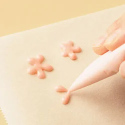 花は、外側から内側に向かって描くときれいに描ける。いちごの自然な色でピンク色のアイシングに。
