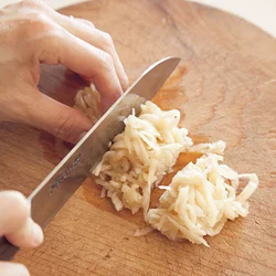 切り干し大根はそのままだと長いので、長さを3等分に切って、食べやすくして。