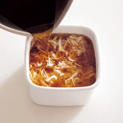 調味料を熱いうちに注ぎ、しっかりと切り干し大根に味を含ませる。