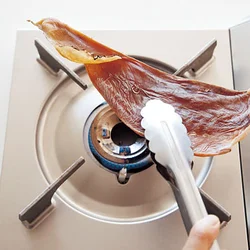 するめは、コンロの火で軽くあぶると、こうばしくおいしくなる。