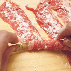 牛肉はすき間なくきっちり巻く