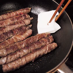 肉に焼き目をつけたら余分な油は拭く