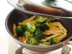 野菜はフライパンで蒸し焼きにして火を通す。少ない水分で蒸すことで、素材の味がより引き立つ。