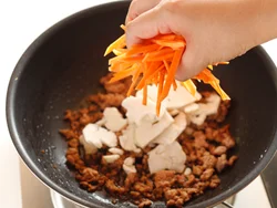 野菜のシャキシャキ感を残すために、加熱し過ぎないことがポイント。にんじんがややしんなりするくらいが目安。