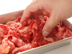 牛肉に下味をもみ込むことで、炒めて調味したときに味が決まりやすい。下味に酒を加えると肉もやわらかくなる。