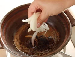 煮汁が煮立ったら火の通りにくい具から順に入れていく。玉ねぎは最初に入れ、しっかり煮て甘みを出して。