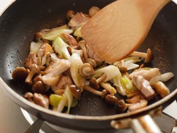 ねぎがしんなりしてうすく焼き色がつくまでしっかり炒めると、こうばしくなっておいしい。