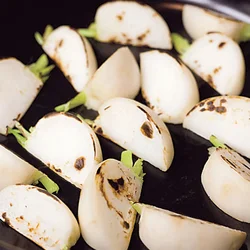 かぶは断面、皮目にまんべんなく焼き目をつけ、こうばしくする。水分が閉じ込められてジューシーになり、甘みも引き立つ。