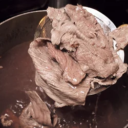 牛肉は霜ふりし、アクを取る