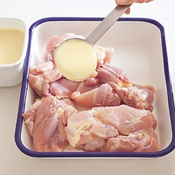 とり肉にマヨネーズをかけて下味をつける。酢や油で肉がやわらかくなる効果も。