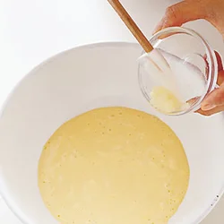 風味がとばないように、にんにくと酢は最後に加える。市販のマヨネーズに比べてさらりとしたとろみになる。