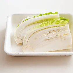 白菜は芯をつけたままゆでると、ばらばらにならず、芯の部分から甘みが出て、おいしいスープに仕上がる。