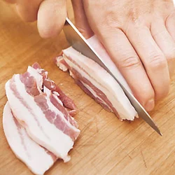 サムギョプサルの場合、豚かたまり肉の繊維に沿って縦に切る。5mm厚さくらいに切ったほうが焼いたときに食べごたえも出ておいしい。