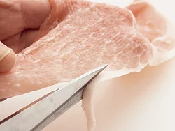 豚肉は低カロリーなももを使用。キッチンばさみで脂身を除くことで、さらにカロリーダウン。