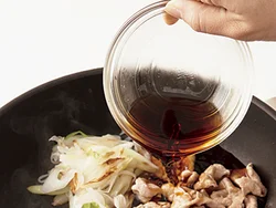 素材をいりつけて水分をとばすと、調味料がしみこみやすくなって味つけがしっかり決まり、満足感につながる。