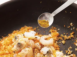 カレー粉、一味とうがらしなど、スパイスを少量加えるだけで味にメリハリがつき、食べたときの満足感がアップ。