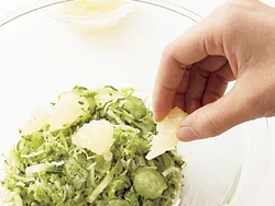 まろやかな酸味と自然な甘みのあるグレープフルーツを加えることで、ドレッシングの油の量を控えめにできる。