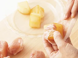 豚肉を、下味をつけた大根に巻きつけることでかさが増し、少ない量の薄切り肉でも食べごたえのあるおかずになる。