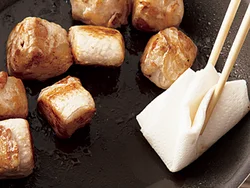 豚肉の表面をこんがり焼きつけると風味がよくなり、満足感が得られる。出た脂を拭き取るだけで、カロリーダウンになる。
