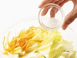 白菜は、にんじんとともに塩をふって水けを絞っておくと味が凝縮し、調味したときに味がぼやけず、たっぷりの量が食べられる。