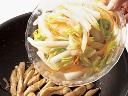 淡泊な味わいのとりむね肉を使い、野菜もたくさんの量を加えるので、しょうがの風味をきかせてパンチのある味つけに。
