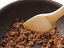 ひき肉は、香味野菜や調味料を混ぜ合わせてから炒めると、肉がやせず、味もよくなじむので、使う量が少なくても食べごたえが出る。