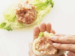 シューマイの皮の代わりに、白菜の葉であんを包んでカロリーダウン。あんのうまみがなじんで、葉もおいしくなる。