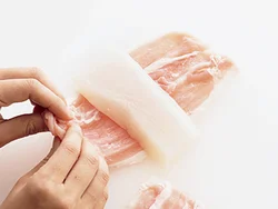 薄切り肉を３枚並べ、板状に切って下ゆでした大根を巻いてボリュームアップ。しっかり味のたれをからめるので、満足感のある食べごたえに。