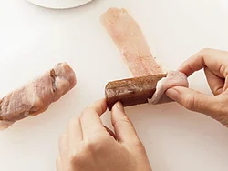 豚肉は低カロリーなこんにゃくに巻きつけてかさ増し。こんにゃくには、ソースで味をからめておくので満足感のある味わいに。