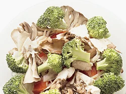 鮭と野菜は油で炒めず、電子レンジで加熱することで、カロリーダウンできる。鮭は野菜を上にのせて加熱するとしっとり仕上がる。