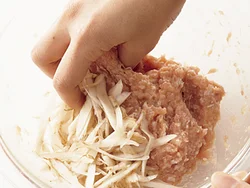 食物繊維が豊富で、かみごたえもあるごぼうを混ぜて肉だんごにする。肉が少量でもかさが出るうえ、ごぼうのうまみが加わって満足感のあるおいしさに。