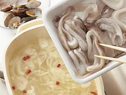 あさりといかから出る魚介のうまみと、にんにくがきいた塩ベースの煮汁が絶品。パンチのきいた汁で、ヘルシーな野菜がたっぷり食べられる。