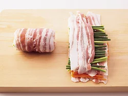 野菜は、重ねた豚肉の奥側を残して広げるときれいに巻ける。焼くときは豚肉から脂が出るので、油はひかなくてOK。