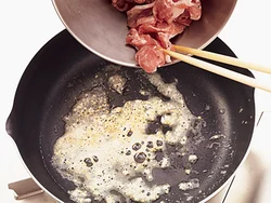 バターが焦げないように弱火にかけ、にんにくの香りが立ったところに豚肉を加えると、風味よく仕上がる。