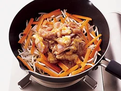 フライパンににら以外の材料を一度に入れて火を通せばOK。初めは野菜から余分な水分が出ないように強火で炒めて。