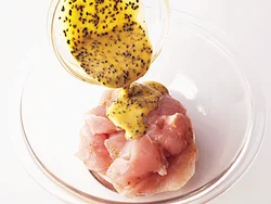 下味をもみ込み、さらにころもをしっかりまぶして揚げれば、むね肉がパサつかずふっくら仕上がる。